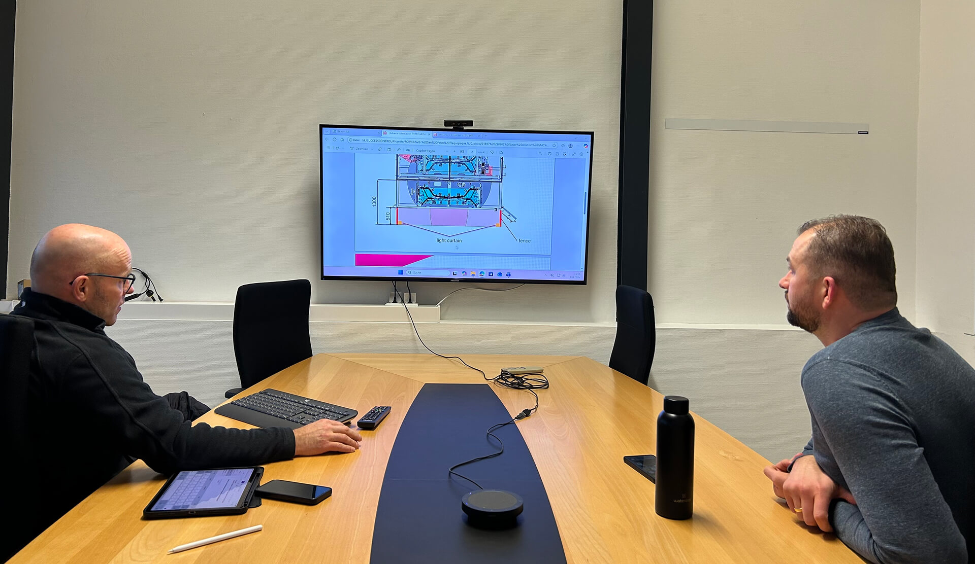 Interdisciplinary collaboration between DATRONIK engineers and the customer's team