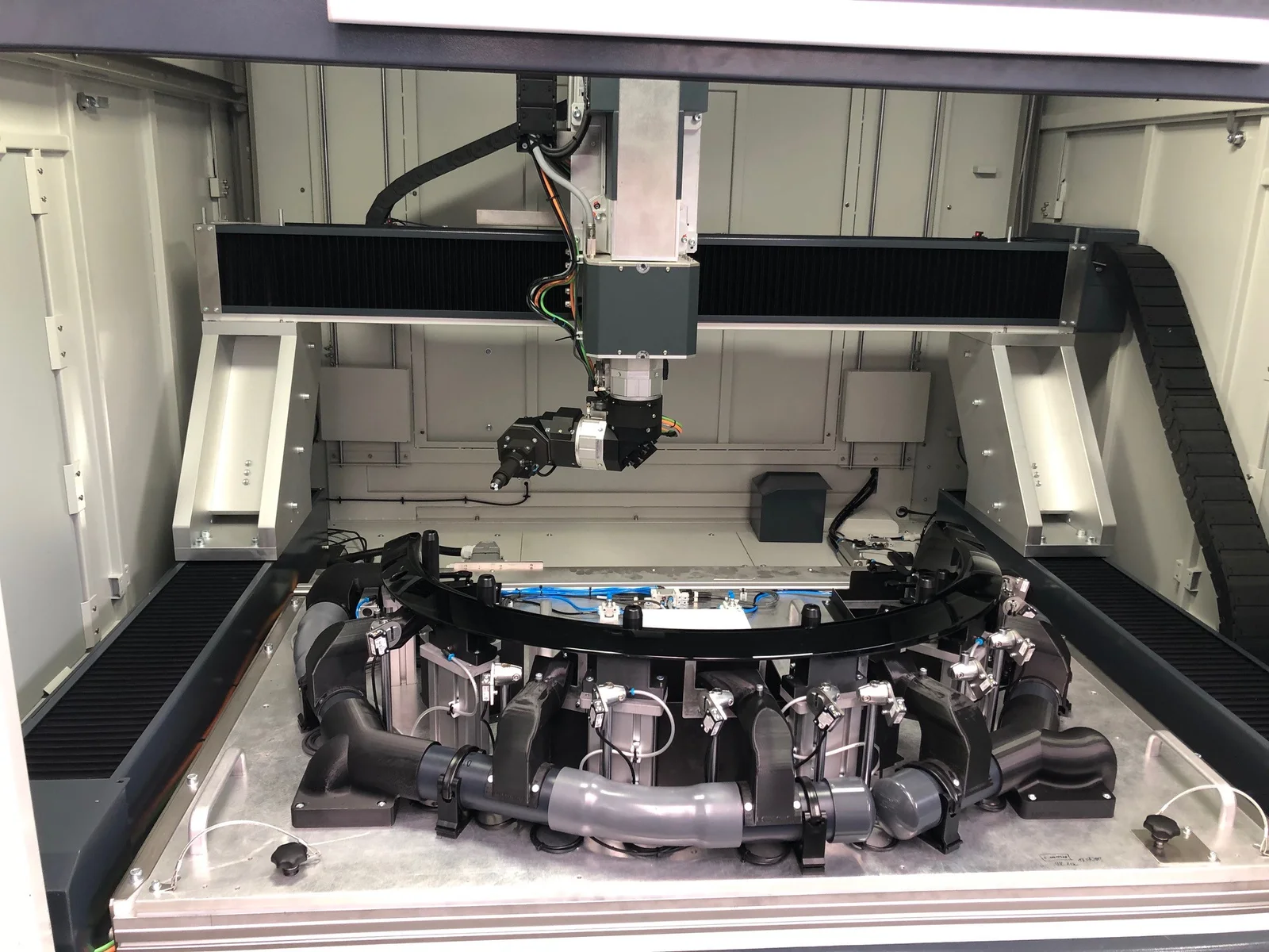SELECT system interior: 5-axis system above the sprue fixture