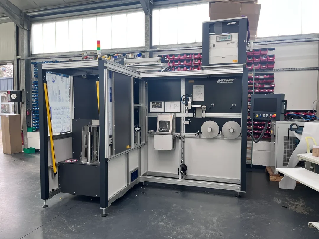 SELECT fully automatic CO₂ machine with roll feed and loading system