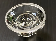 Demoulded precision plastic optic with a cleanly laser-cut edge – result at VIAOPTIC